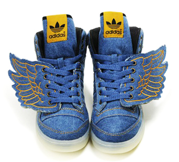 Известный спортивный бренд Adidas предложил яркую и оригинальную модель детских кроссовок с крыльями на полиуретановой подошве