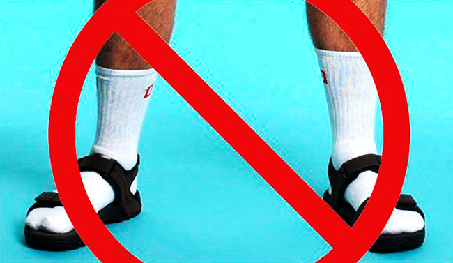 сочетание «носки + сандалии» уже не один год поднимают на смех в интернете и на улицах
