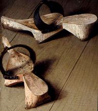 древняя обувь на деревянном каблуке (подошве)