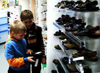при покупке обуви очень важна примерка - это понимают даже дети