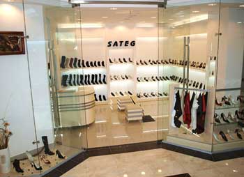 Фирменный магазин обуви “Sateg” в ТЦ Платформа возле станции метро Академическая
